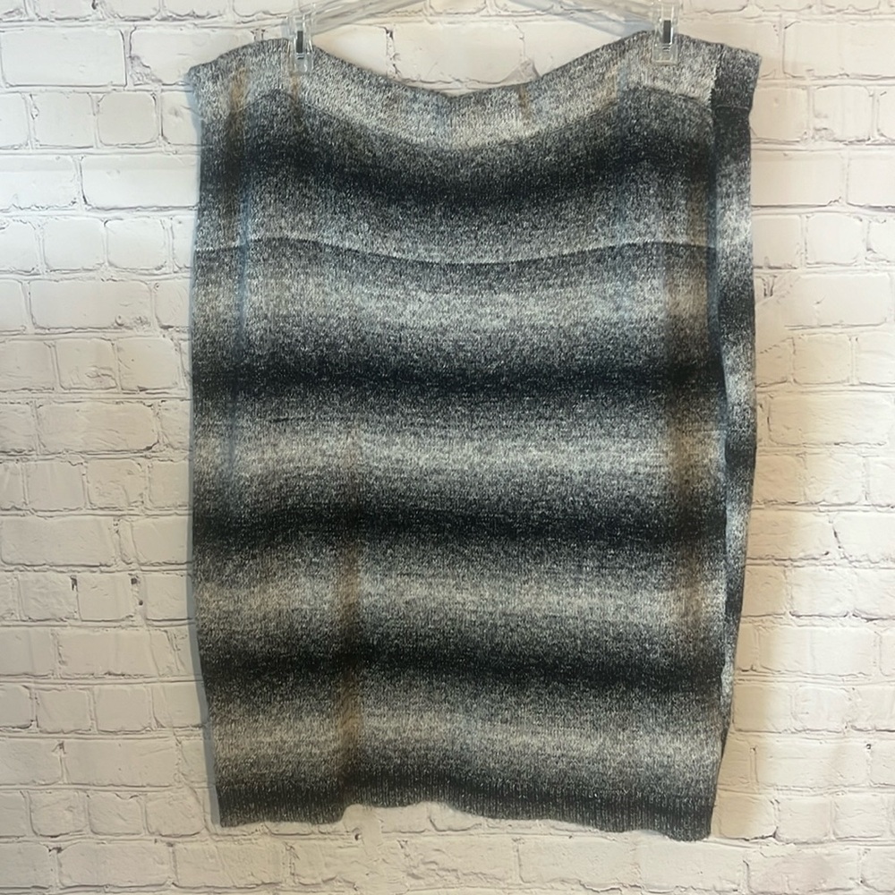 18/30 black/gray/white knit skirt. Elastic waistband. New with tags. Ver…
